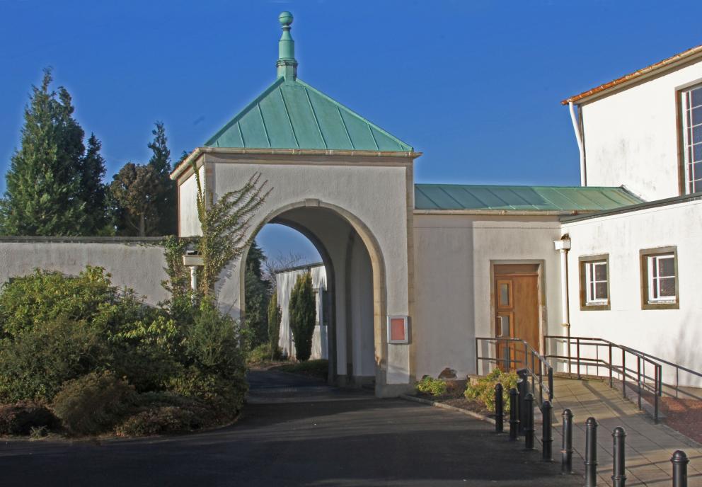 A photo of the external area at Cardross Crematorium