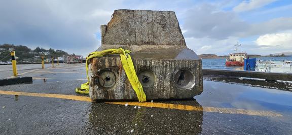 the most damaged part has be recovered to the pier ready for removal
