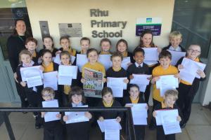 Image shows Rhu Primary School pupils with their letters to the Prime Ministers and MSPs